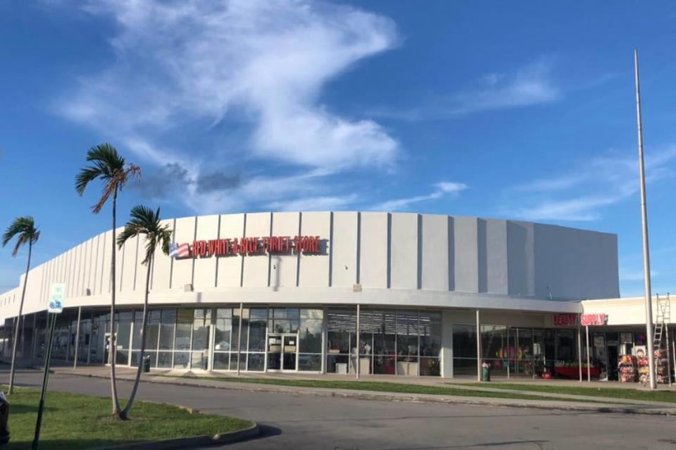 Tienda de segunda mano Red, White and Blue en Hialeah