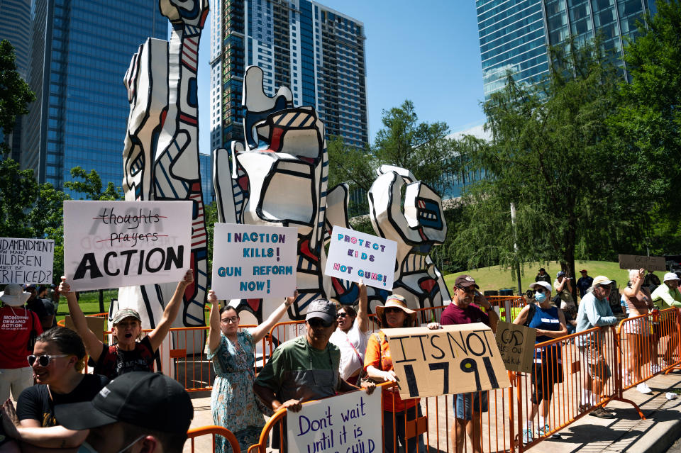 Una protesta en apoyo del control de armas fuera de la convención anual de la Asociación Nacional del Rifle en Houston, el 28 de mayo de 2022. (Meridith Kohut/The New York Times)
