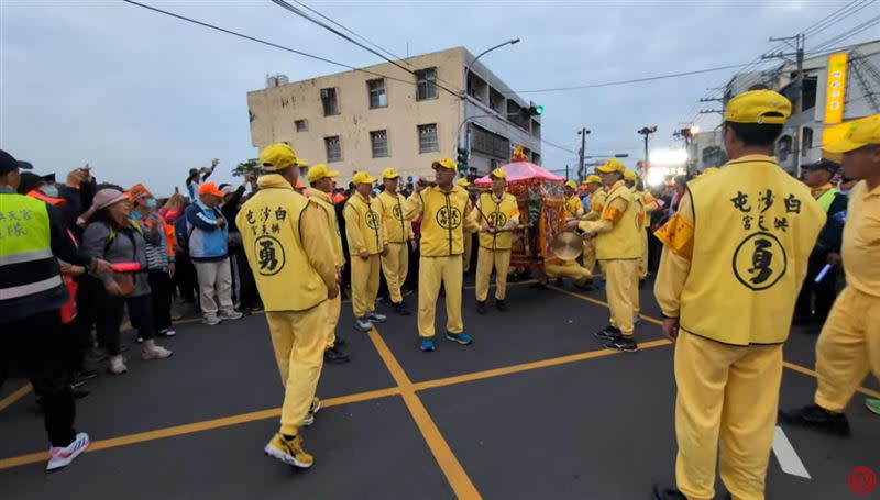 白沙屯媽祖到了彰化縣街頭的三岔路口，鑾轎停下腳步禮讓救護車。（圖／翻攝自白沙屯媽祖網路電視台YouTube）