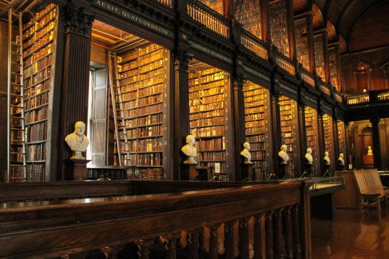 Peruse the books in Trinity College library (Getty/iStock)