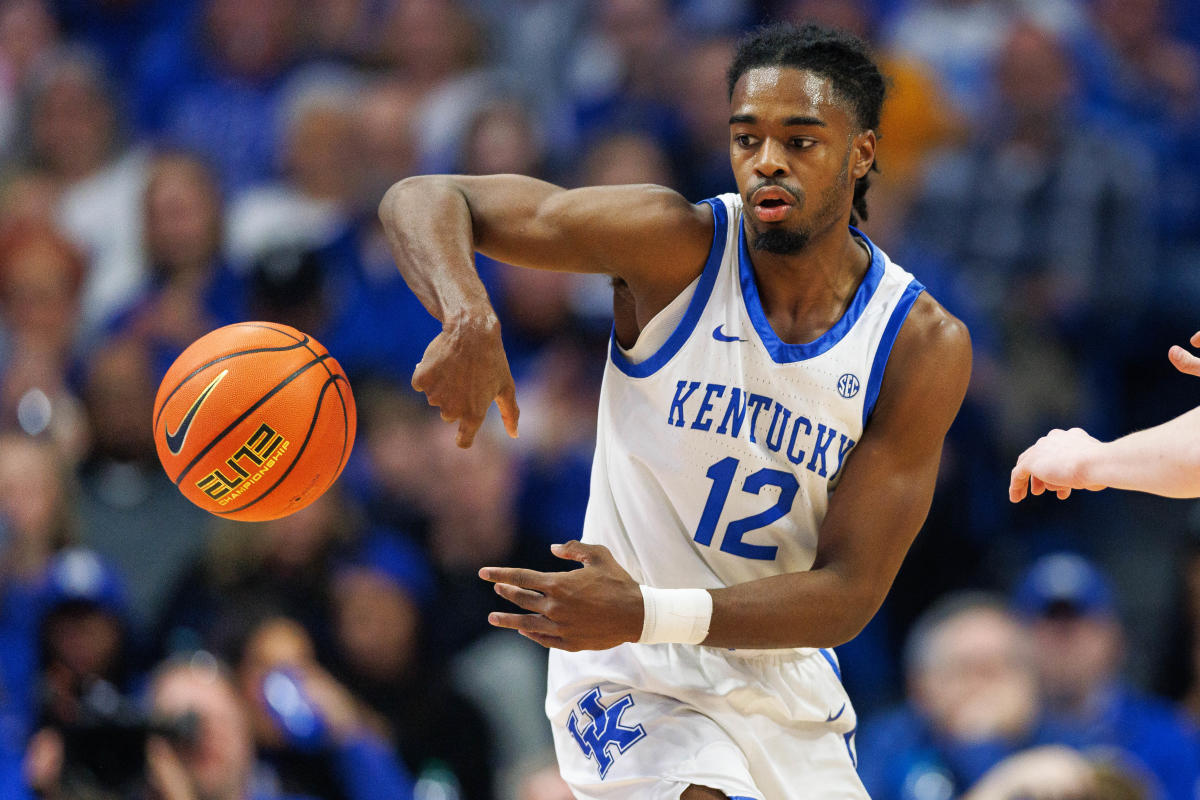 Savvy seniors, fab freshmen lead Kentucky back to NCAA final 16 