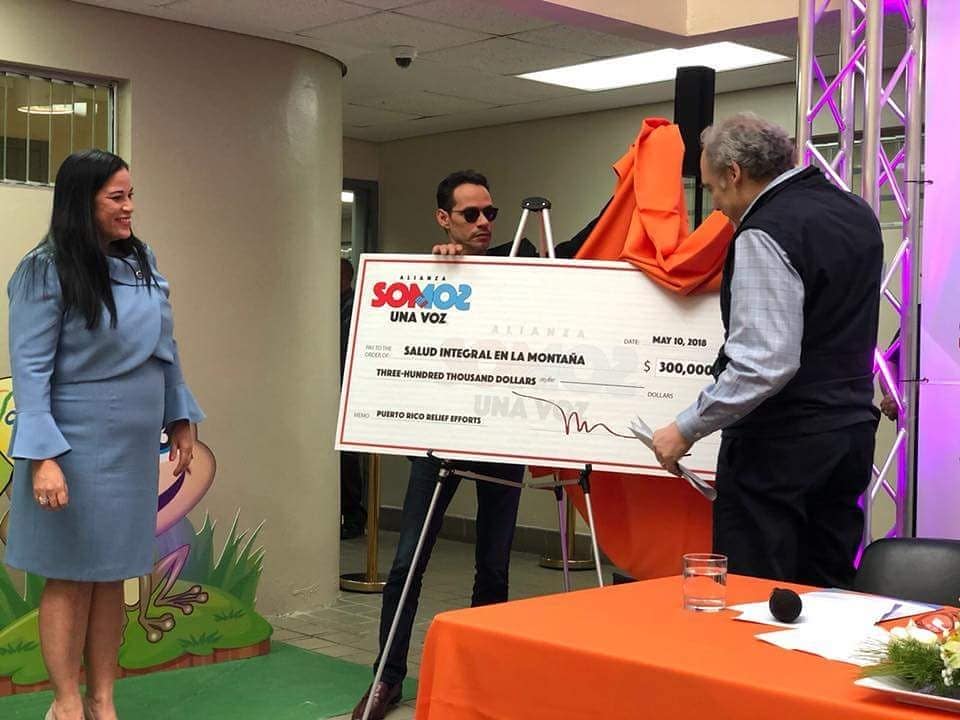 Marc Anthony durante la entrega de los $300,000 para ayudar a Puerto Rico. <a href="https://www.instagram.com/marcanthony/?hl=en" rel="nofollow noopener" target="_blank" data-ylk="slk:Foto: Marc Anthony/Instagram;elm:context_link;itc:0;sec:content-canvas" class="link ">Foto: Marc Anthony/Instagram</a>