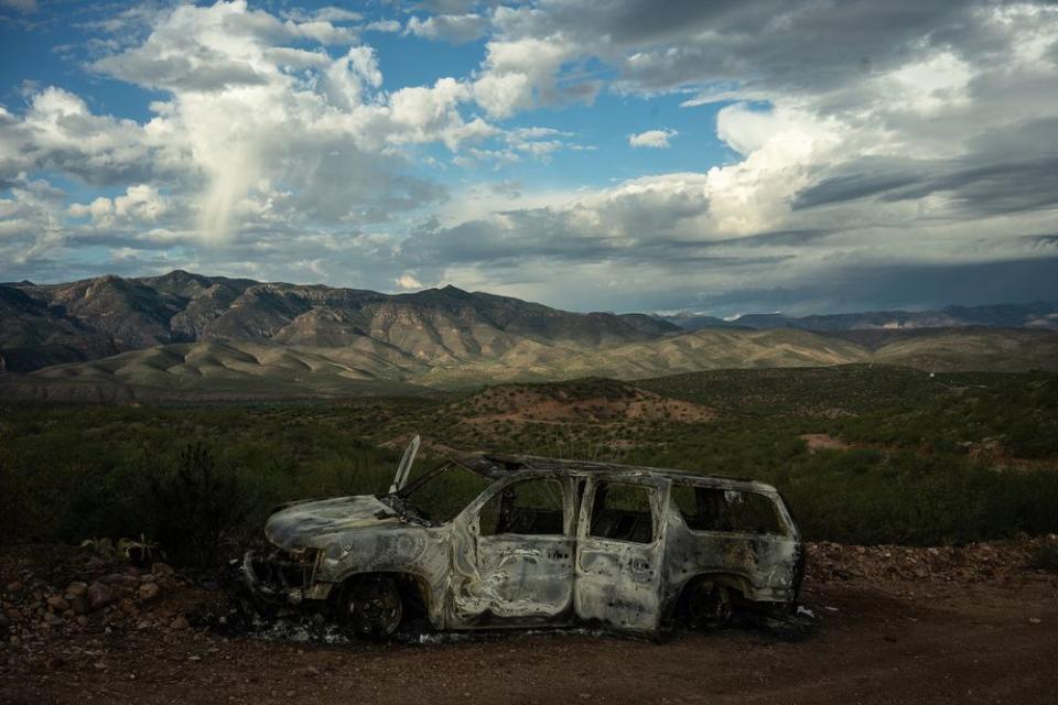 The burned-out SUV that Rhonita Miller and her children were driving in on Nov. 4 when they came under attack. | César Rodríguez—El País