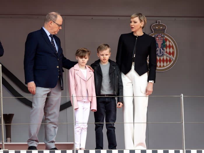 Alberto y Charlene de Mónaco con sus niños