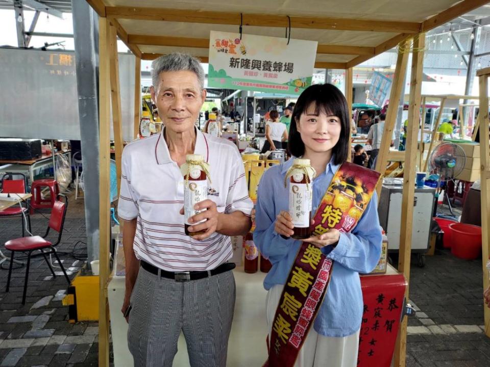 養蜂父女檔黃國珍（左）、黃宸柔是國產龍眼蜜評鑑的常勝軍。（記者黃文記攝）