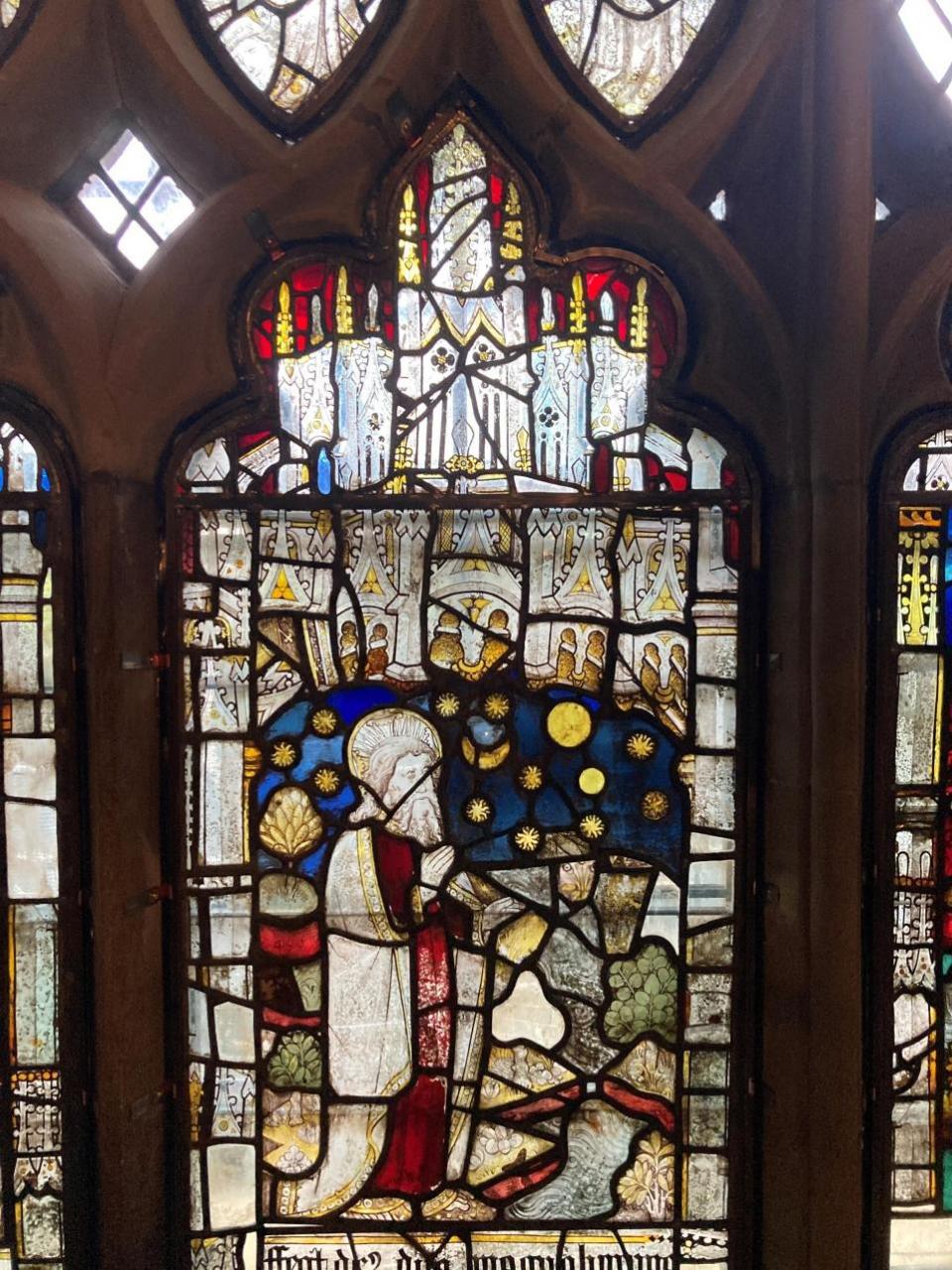 Worcester News: JEWEL-LIKE: Gott erschafft Himmel und Erde im Schöpfungsfenster in Malvern Priory, jetzt konserviert 
