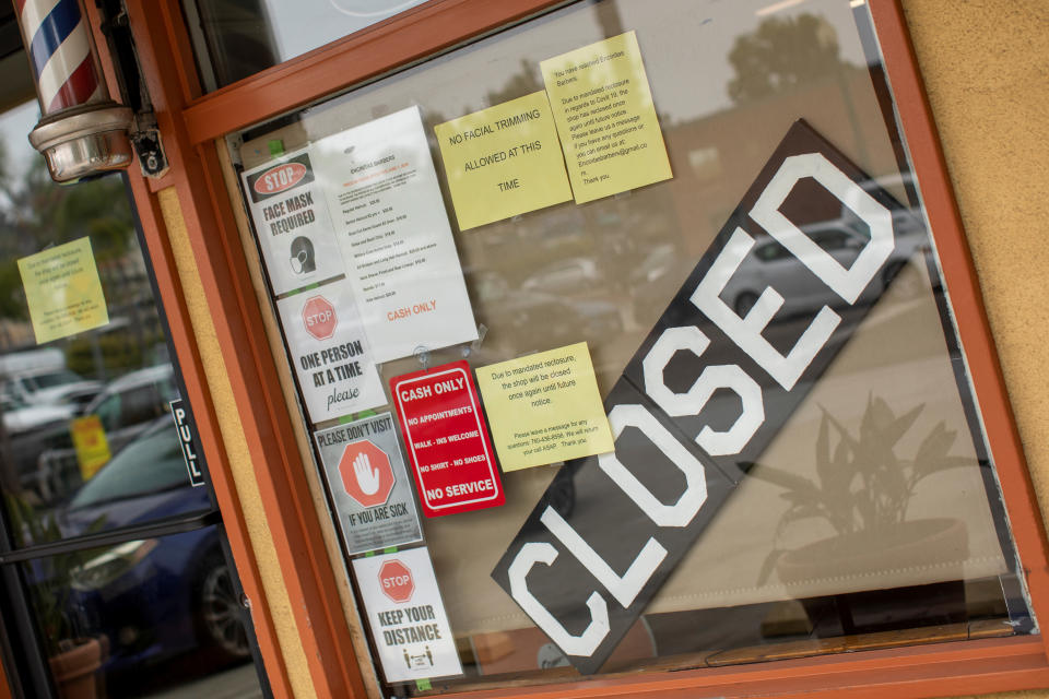 A closed barber shop is shown in Encinitas, California. (Photo: REUTERS/Mike Blake)