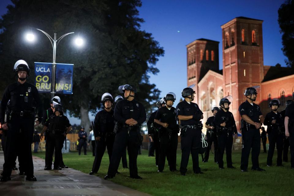 2024年5月1日，加州大學洛杉磯分校羅伊斯音樂廳，大批警力和保全駐守，避免重演前一夜的暴力衝突。路透社
