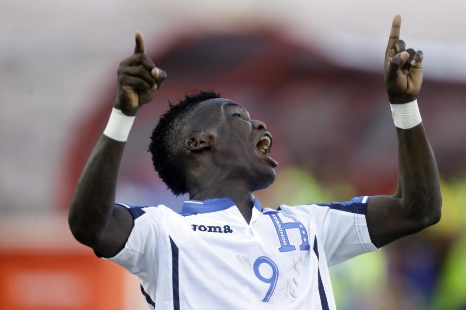 En esta fotografía del 15 de enero de 2017, el hondureño Rubilio Castillo festeja su gol contra El Salvador durante un partido de la Copa Centroamericana de fútbol disputado en la Ciudad de Panamá. (AP Foto/Arnulfo Franco)