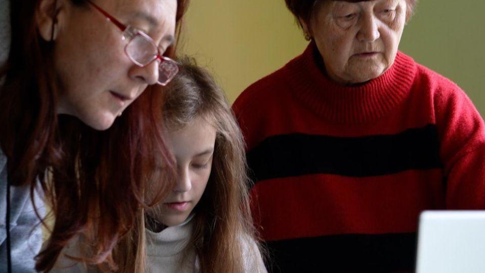 Varvara con su madre y su abuela