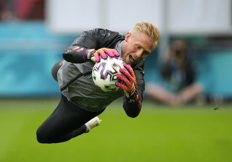 Kasper Schmeichel, arquero y figura de un seleccionado danés que llegó a las semifinales de la Eurocopa 2020 contra todo pronóstico y ahora, sin presiones, va por más; se mide ante el local, Inglaterra, el miércoles en Wembley.