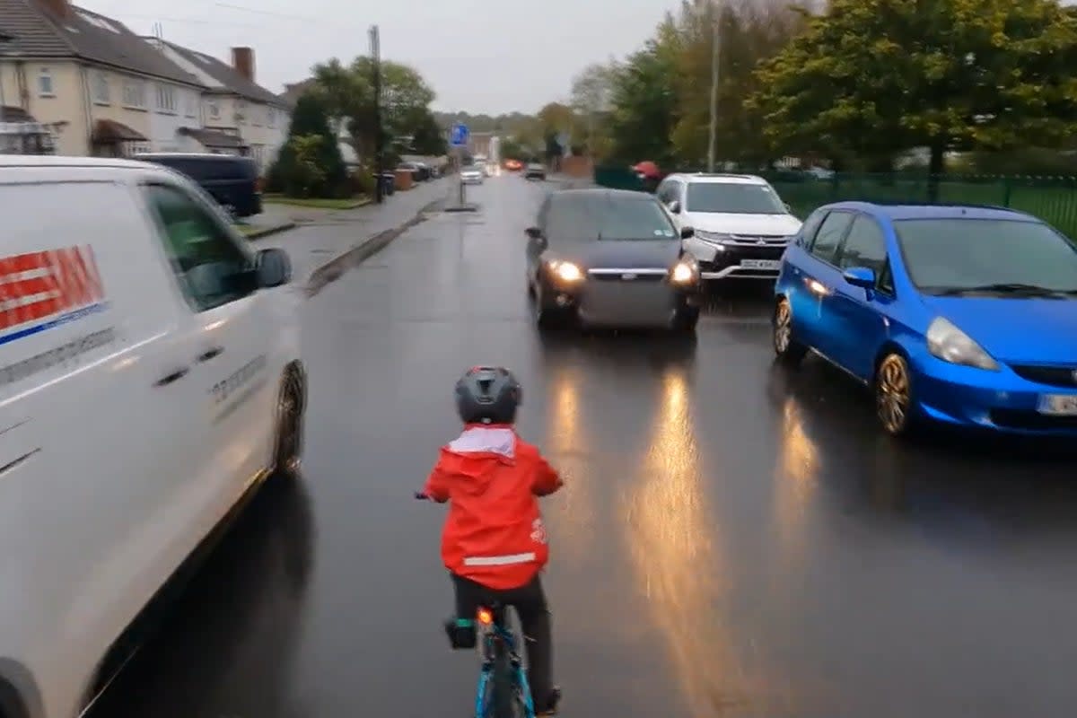 The video shows a car travelling close to the young cyclist  (AZB / @azb2019)