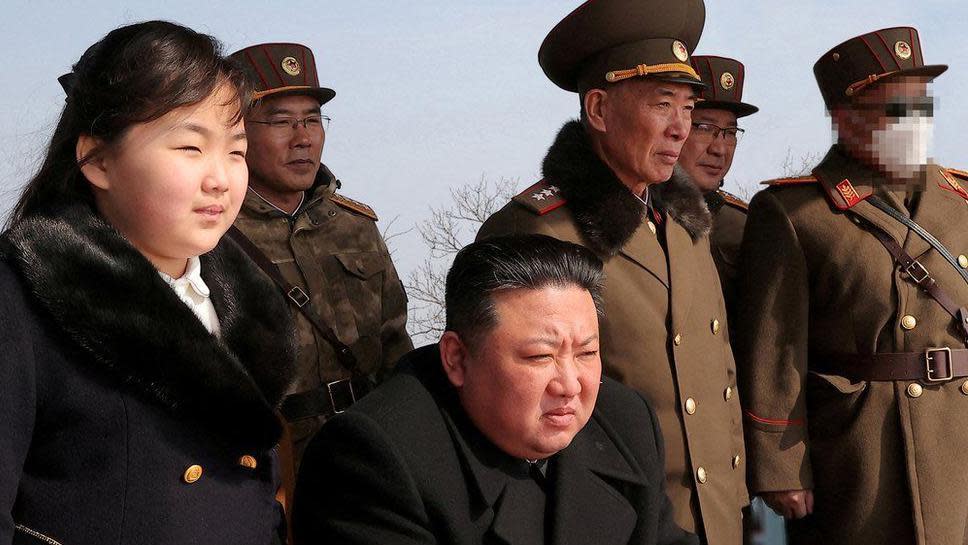 Kim JongKim Ju-ae, hija del líder de Corea del Norte, ha mantenido un alto perfil desde su primera aparición en público a finales de 2022.-un y su hija 