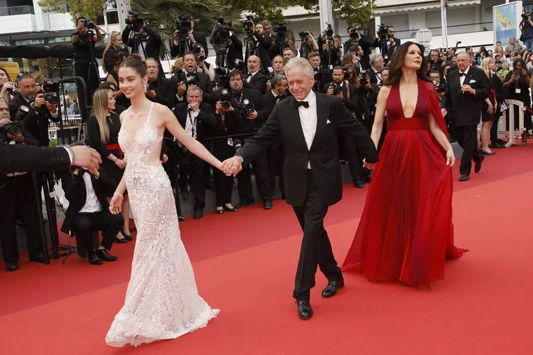 Carys Zeta Douglas, Michael Douglas y Catherine Zeta-Jones posan en la alfombra roja del festival de Cannes. (Photo by Joel C Ryan/Invision/AP)