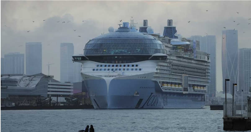 全球最大郵輪「海洋標誌號」（Icon of the Seas）於美東時間27日從美國邁阿密港正式啟航。（圖／達志／美聯社）