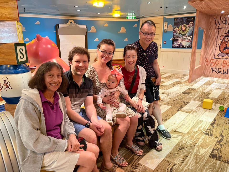 A family of five with a baby on a Disney cruise Tiffany Leigh freelancer photo