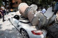 <p>Un automóvil bajo los restos de un edifico que cayó por los efectos del terremoto.<br> (Photo: Alfredo Estrella/AFP/Getty Images) </p>