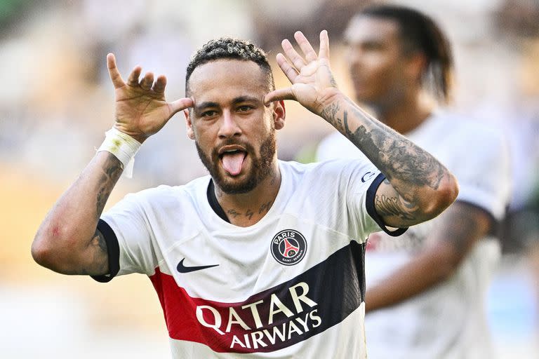 Neymar festeja uno de los dos goles que marcó en un amistoso ante Jeonbuk Hyundai