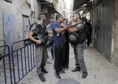 Israeli border police officers detain a Palestinian protester in Jerusalem's Old City,September 14, 2015. REUTERS/Ammar Awad