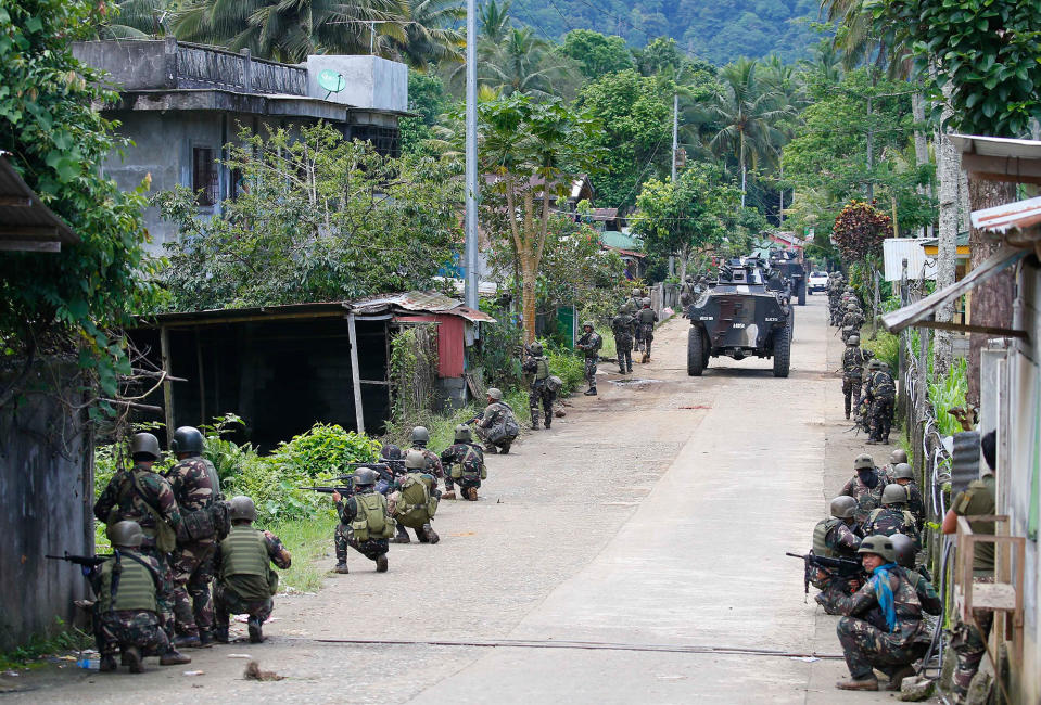 ISIS-linked group under heavy fire in the Philippines as civilians flee