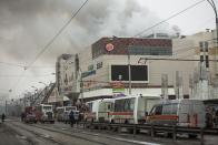 <p>Smoke rises above a multistory shopping center in the Siberian city of Kemerovo, about 3,000 kilometers (1,900 miles) east of Moscow, on March 25, 2018. (Photo: Sergei Gavrilenko/AP) </p>