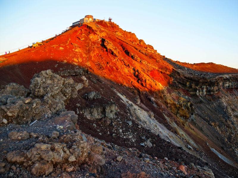 Im neuen Licht: Blick auf den höchsten Punkt des Fuji kurz nach Sonnenaufgang. Foto: Philipp Laage