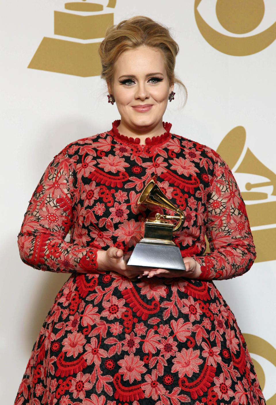 Adele at the 2013 Grammy Awards with her award for Skyfall