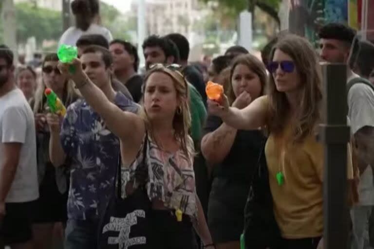 Barceloneses lanzan agua contra los turistas en la Rambla
