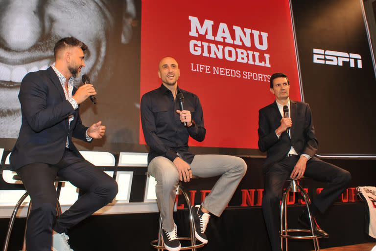 Con Manu Ginóbili y Leo Montero, moderando una charla.