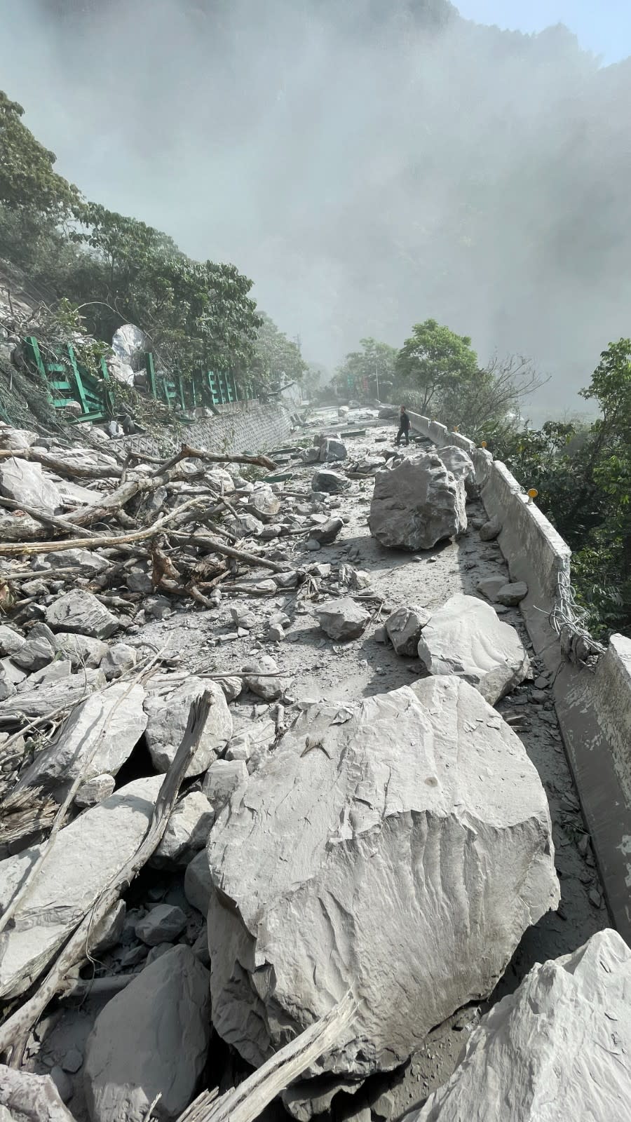 花蓮地區遭地震重創，台8線、台9線蘇花路廊全線封閉。翻攝畫面