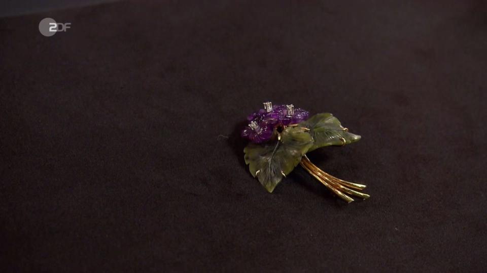 Die Brosche mit einem Veilchenstrauß aus Amethyst und Jade-Nephrit aus den 1960er- oder 70er-Jahren wurde mit 200 bis 250 Euro bewertet. (Bild: ZDF)