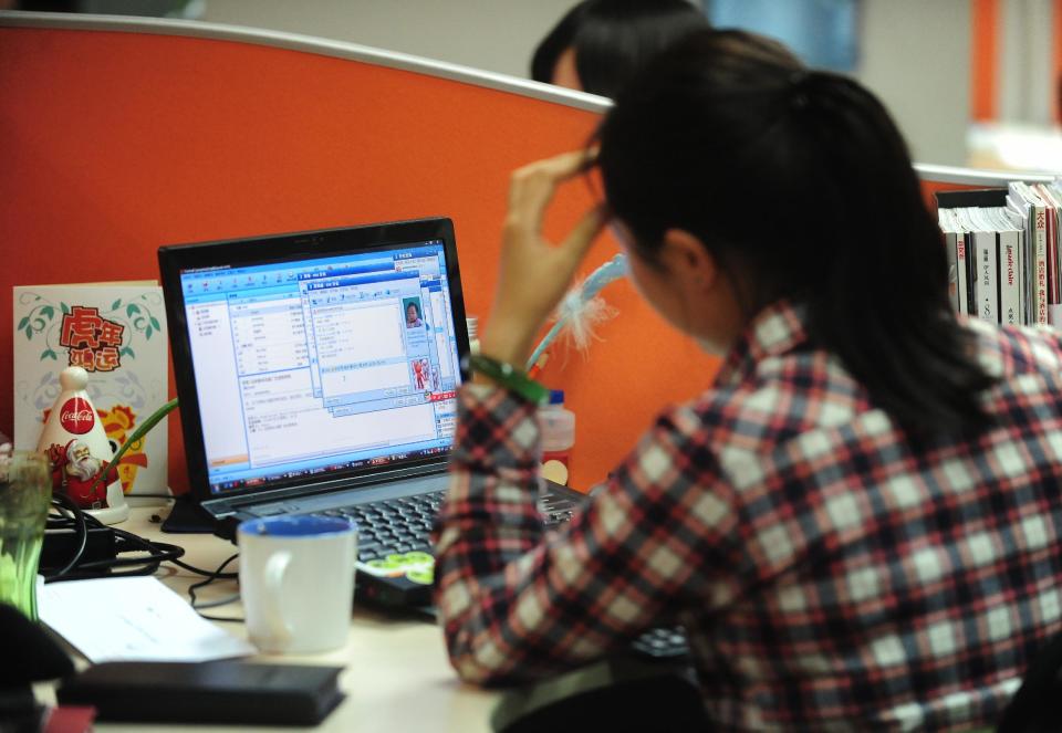 Una mujer trabaja en su computadora en Pekin el 4 de febrero de 2010 (AFP/Archivos | Frederic J. Brown)