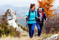 Voll und ganz kann man sich auf die Natur natürlich auch bei einer Wanderung konzentrieren. Die Strecken sind nun meist nicht mehr so überfüllt und das Panorama erstrahlt in bunten Farben. (Bild: iStock / BartekSzewczyk)