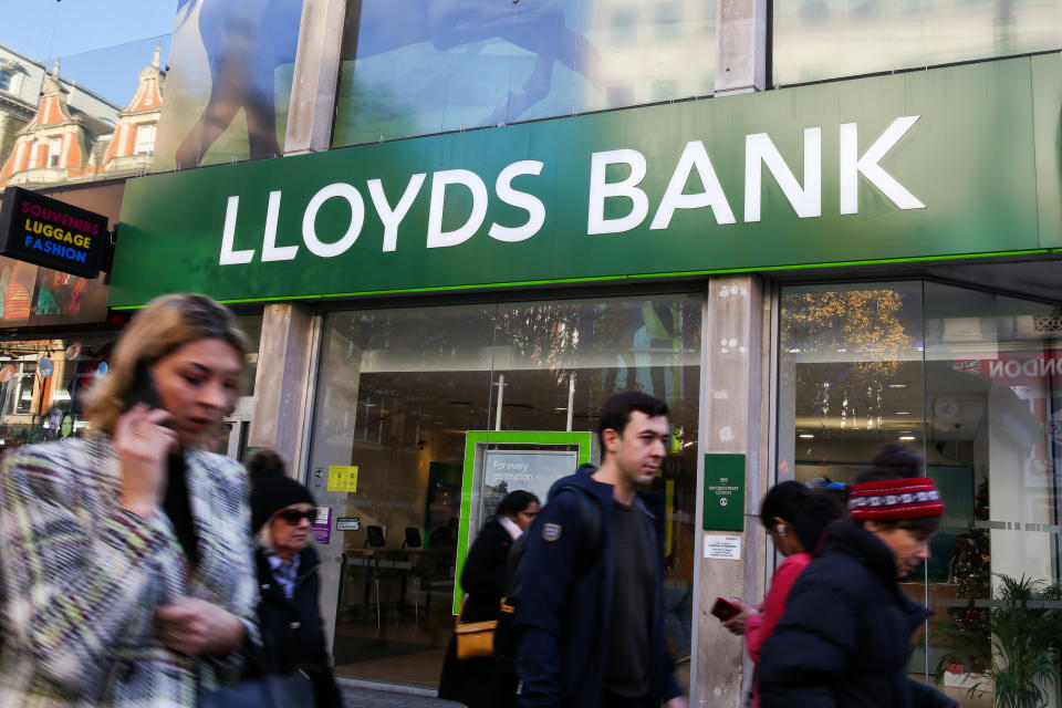 LONDON, UNITED KINGDOM - 2019/12/04: People walking past Lloyds Bank in London's West End. (Photo by Dinendra Haria/SOPA Images/LightRocket via Getty Images)