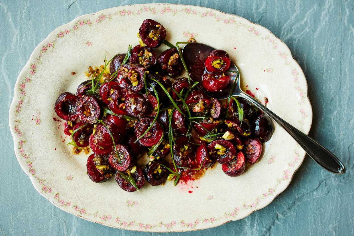 La ensalada de cerezas y pistaches con vinagreta de cebolleta asada en Nueva York el 21 de julio de 2020. Estilista de alimentos: Rebecca Jurkevich. (Johnny Miller/ The New York Times)