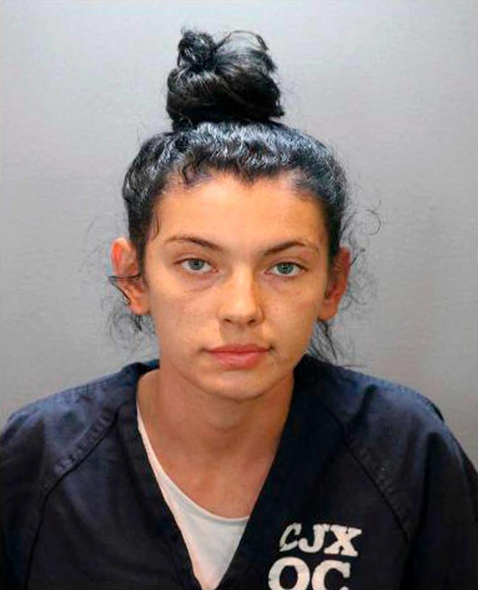 Hannah Star Esser, de 20 años, fue acusada de asesinato por la muerte de Víctor Anthony Luis, de 43 años, en un incidente ocurrido el pasado domingo en el condado de Orange, California.