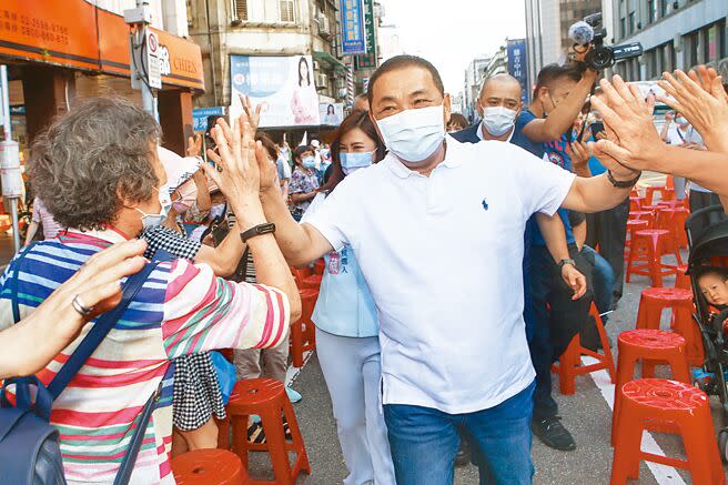 新北市長侯友宜（中）成為藍營新共主，日前跨區到北市幫國民黨議員參選人助選，受到民眾熱烈歡迎。（本報資料照片）