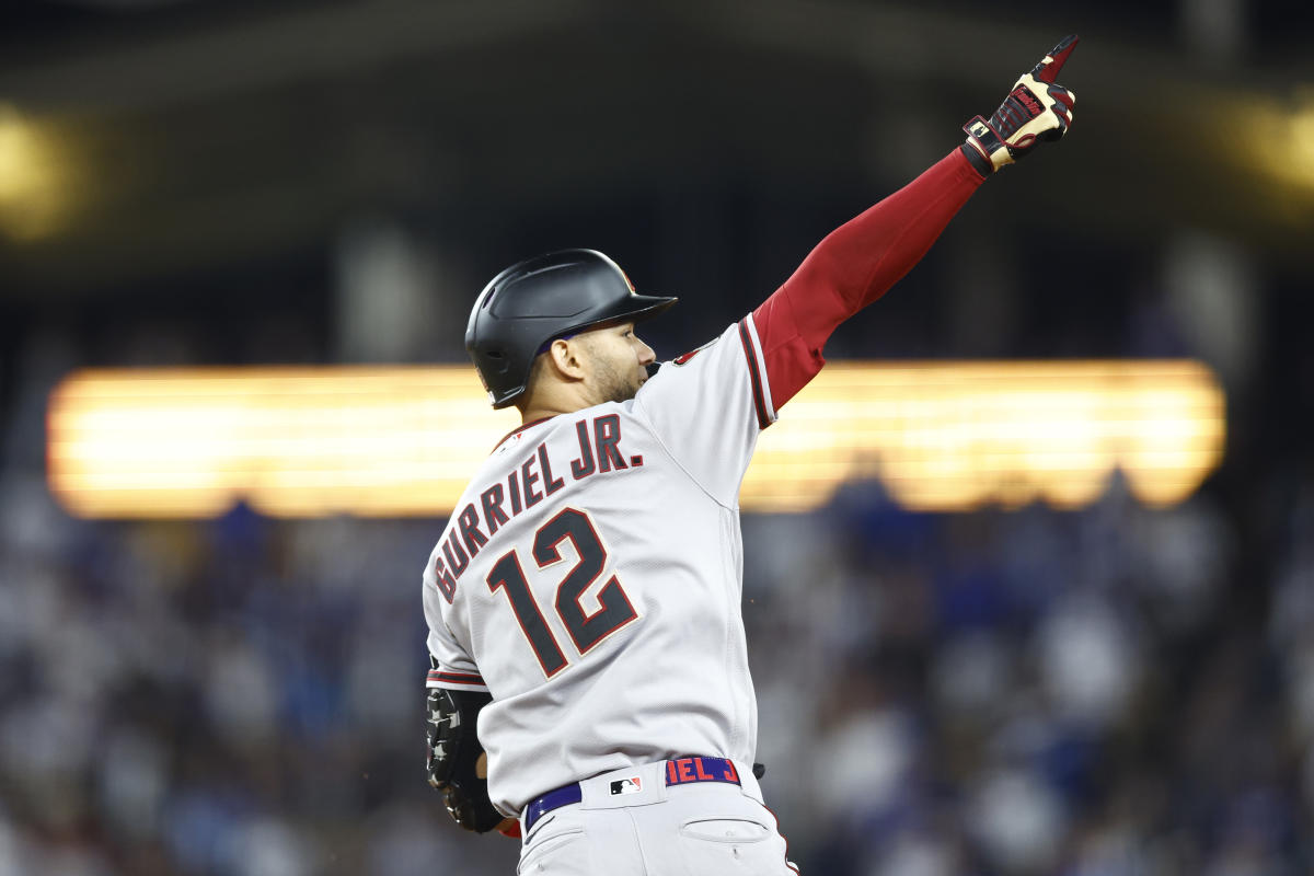 Los Angeles Dodgers Enrique Hernandez (14) scores on a groundout