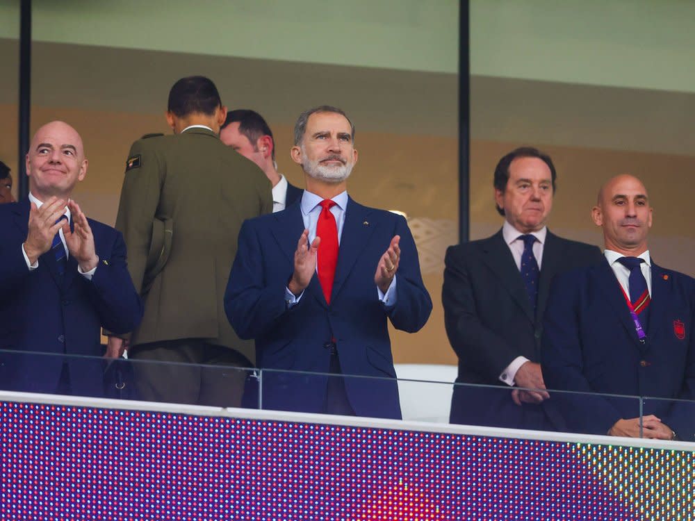 König Felipe VI. zwischen Gianni Infantino (l.) und Luis Rubiales in Katar. (Bild: imago images/Shutterstock/Kieran McManus)