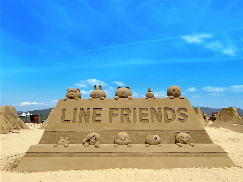 今年福隆國際沙雕藝術季自5月31起，以「LINE FRIENDS夏日明星派對」主題為期136天，讓粉絲可以欣賞各IP明星們的精彩作品。（圖／飯店旅宿業者提供）