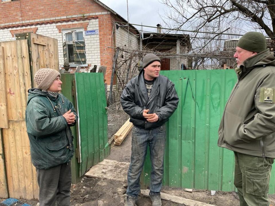 Aleksandr, right, with Natalya and Yuri Zdozovets (Kim Sengupta)