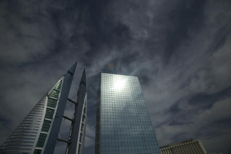 Barhain World Trade Center. Situé à Manama, cet immeuble a été le premier à intégrer des éoliennes, auto produisant ainsi plus de 10% de sa consommation électrique. Les deux immeubles jumeaux sont construits et orientés de manière à récupérer les vents provenant du golfe et à accélérer leur vitesse