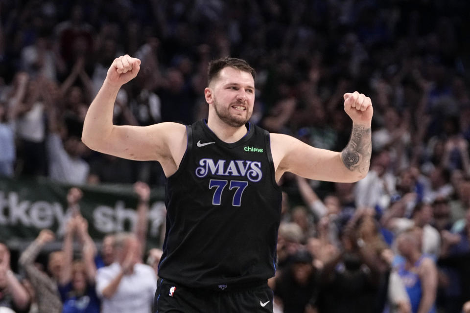 O armador do Dallas Mavericks, Luka Doncic, comemora durante a segunda metade do jogo 6 da segunda rodada da série de playoffs da NBA contra o Oklahoma City Thunder, sábado, 18 de maio de 2024, em Dallas.  (Foto AP/Tony Gutierrez)