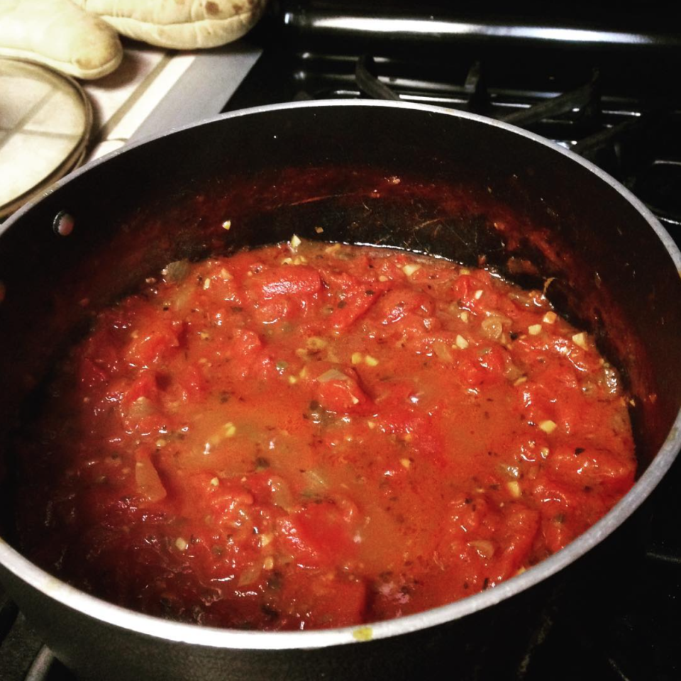 Als Ketchup-Ersatz können Sie eine aus Tomatenmark und Gewürzen gekochte Tomatensoße verwenden. Diese ist kalorienärmer und damit auch gesünder als die Supermarkt-Variante. (Bild: Instagram/just42beth)