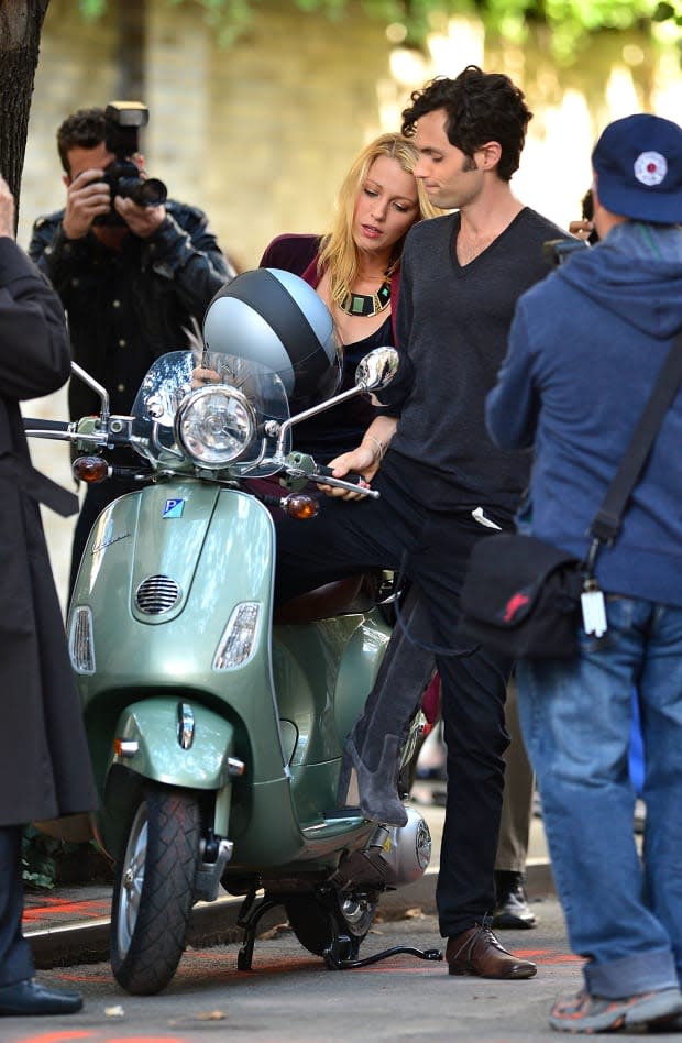 Blake Lively and Penn Badgley filming on location for "Gossip Girl" on Aug. 28, 2012, in New York City<p><a href="https://www.gettyimages.com/detail/150897389" rel="nofollow noopener" target="_blank" data-ylk="slk:James Devaney/Getty Images;elm:context_link;itc:0;sec:content-canvas" class="link ">James Devaney/Getty Images</a></p>