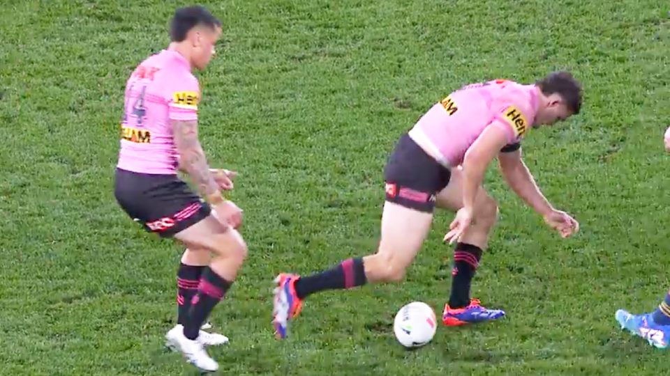 Nathan Cleary (pictured right) playing the ball for the Panthers. (Image: Fox Sports)