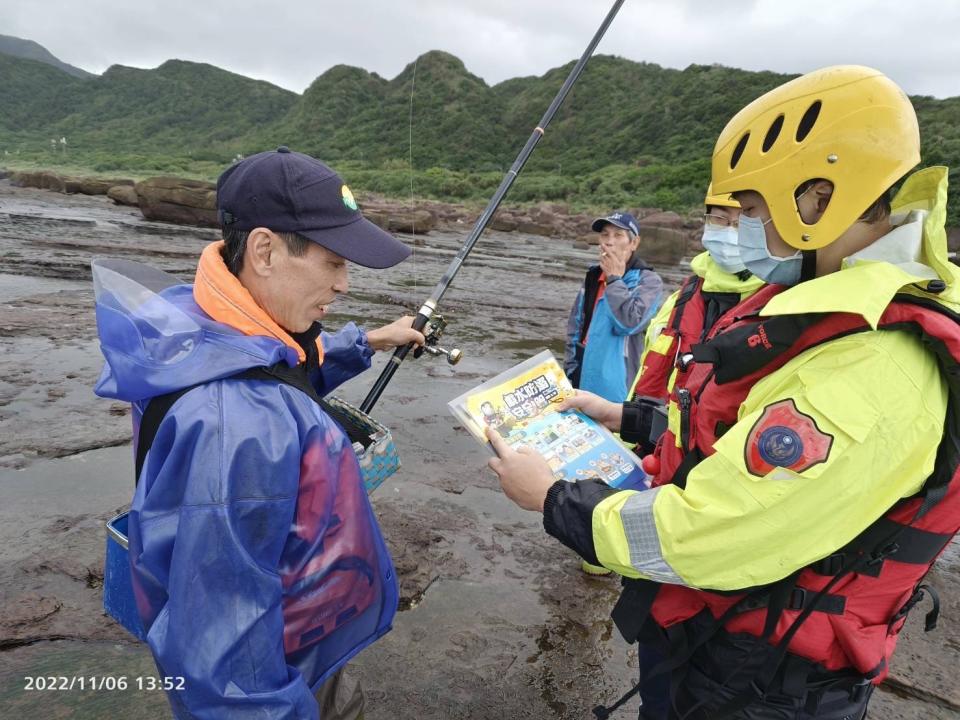 依發展觀光條例第64條規定，制定限制水域公告，使第一線救災人員有法源依據可針對在岸際從事釣魚活動未穿救生衣者，開立罰單，可處新台幣3萬元以上罰緩。   圖：新北市消防局提供