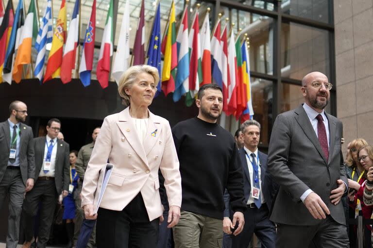 Zelensky junto a la presidenta de la Comisión Europea, Ursula von der Leyen, y al presidente del Consejo Europeo, Charles Michel, durante una cumbre europea en 2023