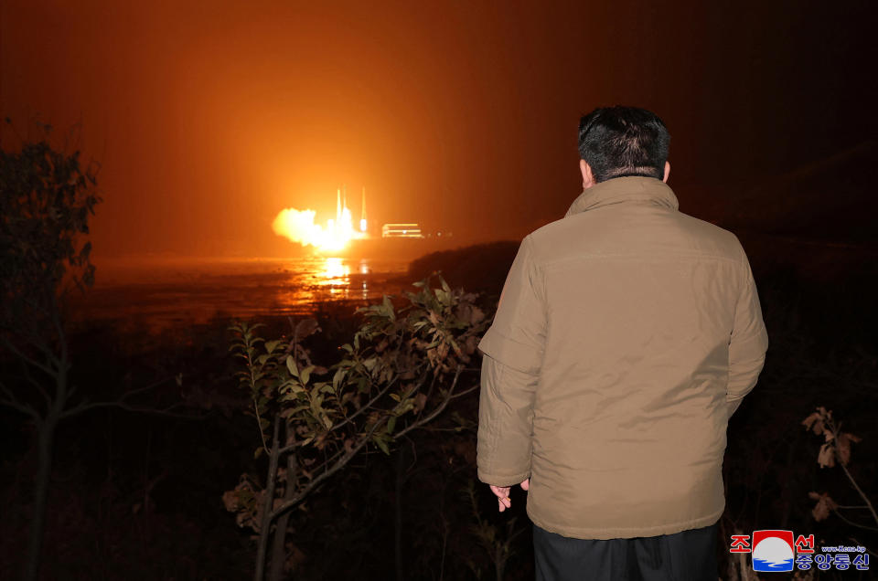 北韓22日凌晨表示，21日已成功將一枚軍事偵察衛星送上地球軌道，且近期還要發射更多。北韓官方媒體刊登的照片呈現北韓領袖金正恩在觀看火箭從一座基地發射。（KCNA/路透社）