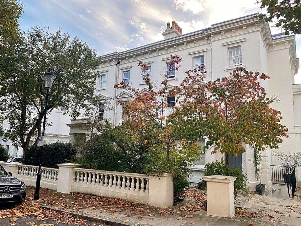 Houses on Lansdowne Road (No Swan So Fine/Wikipedia Commons)